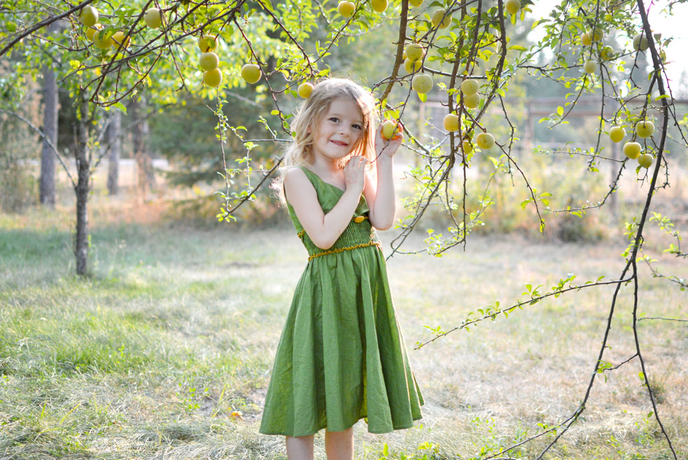 Picking fresh fruit and Leleforkids fashions for girls