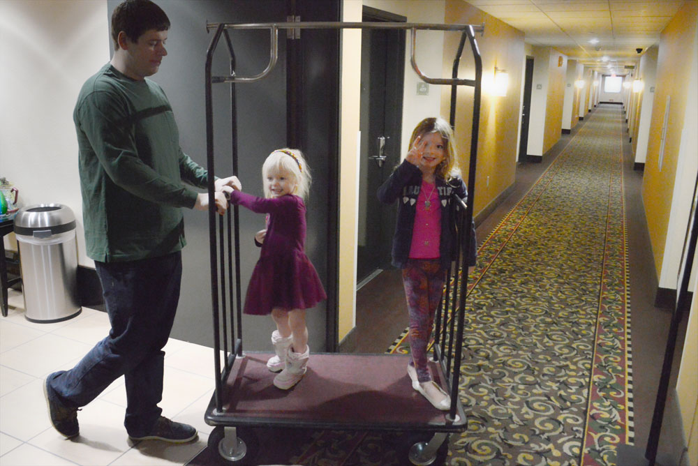 Great Family Hotel in Tukwila, WA with breakfast and pool