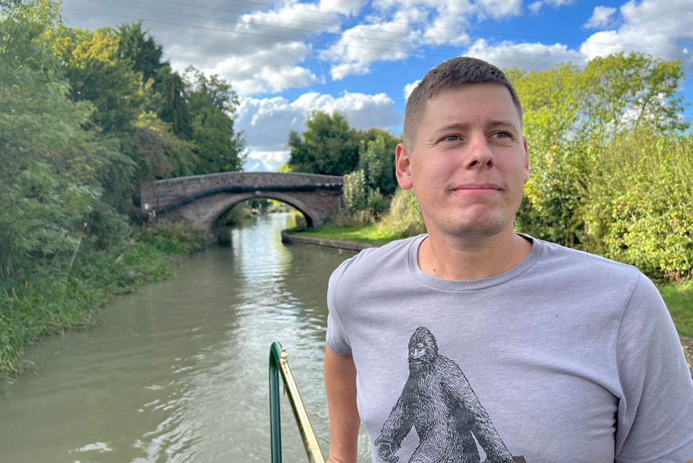 Steering a narrowboat from the rear