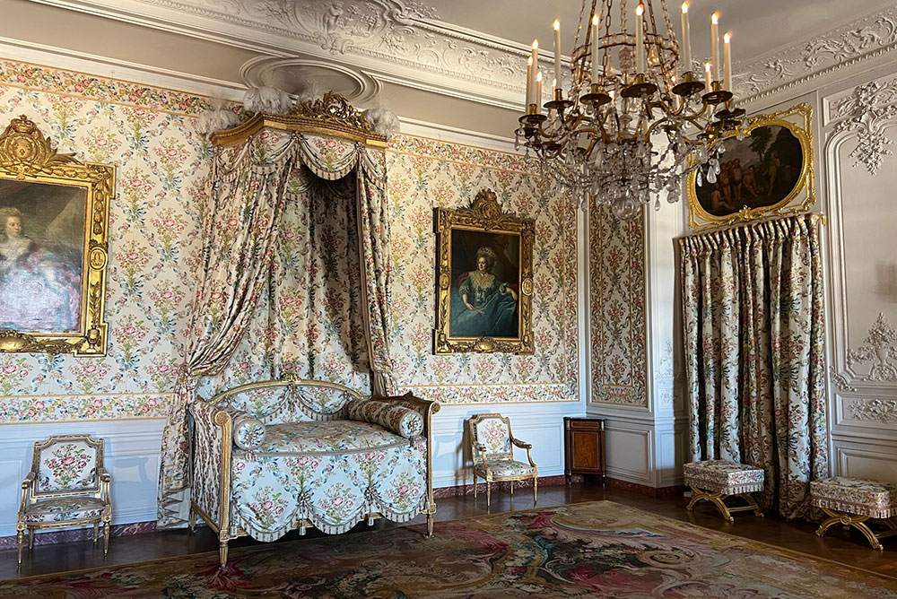 Palace of Versailles ornate bedroom gilding and chandelier