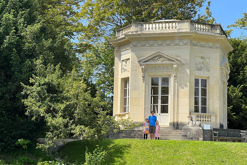 small building near petit trianon